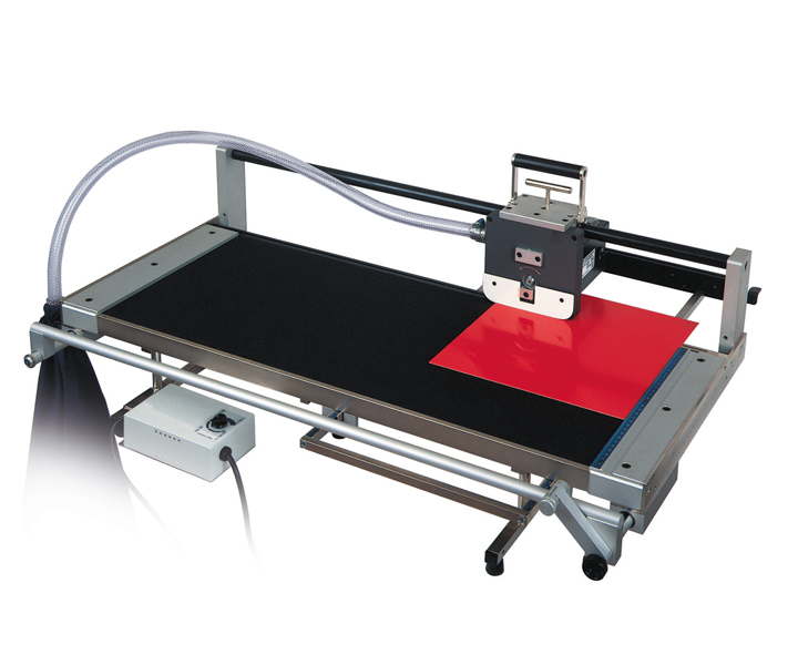 Tischkreissäge VARGA VA 11 mit 665-mm Schnittlänge, verstellbarem Doppelanschlag, geschütztem 120-mm Sägeblatt, integrierter Späneabsaugung und automatischer Schmierung; kompakte 500-W-Maschine für präzise Kunststoff- und NE-Metall-Schnitte.